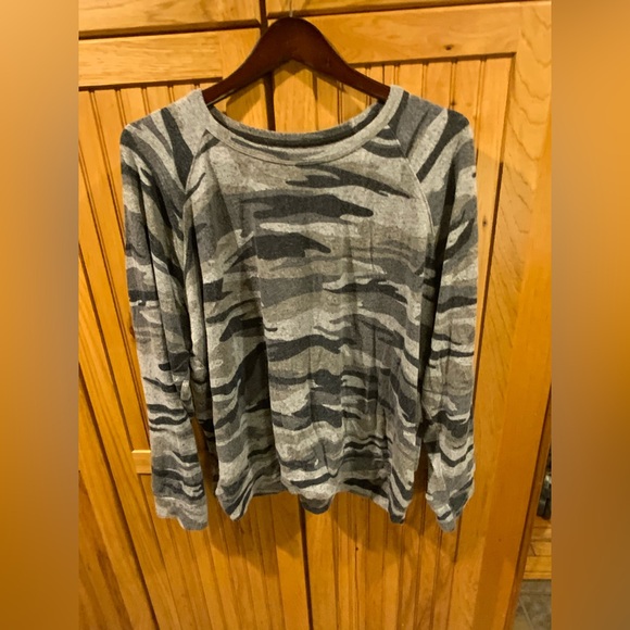 Women's Camouflage Long Sleeve Top - Picture 1 of 2